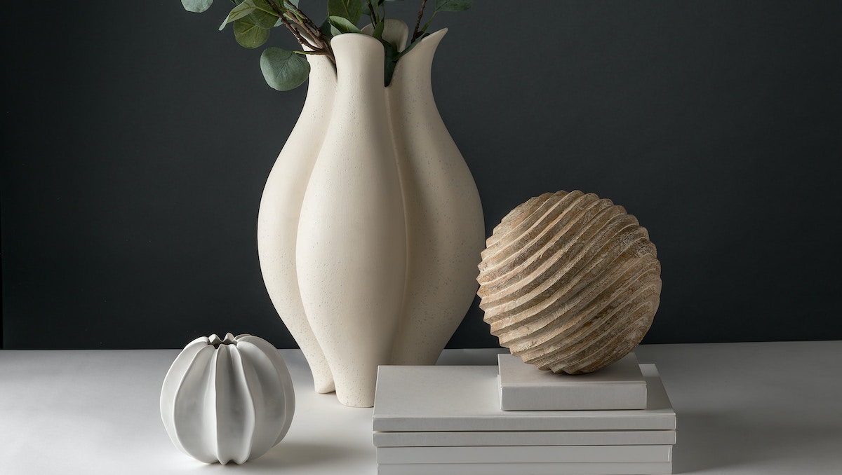 LuxDeco white ceramic vases with wooden sculpture 